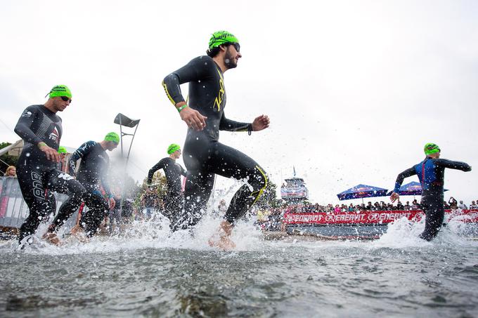 Triatlonci so ironmansko polovičko začeli s plavalnim delom.  | Foto: Matic Klanšek Velej/Sportida