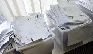 Volivci v tujini lahko še danes zahtevajo glasovanje po pošti