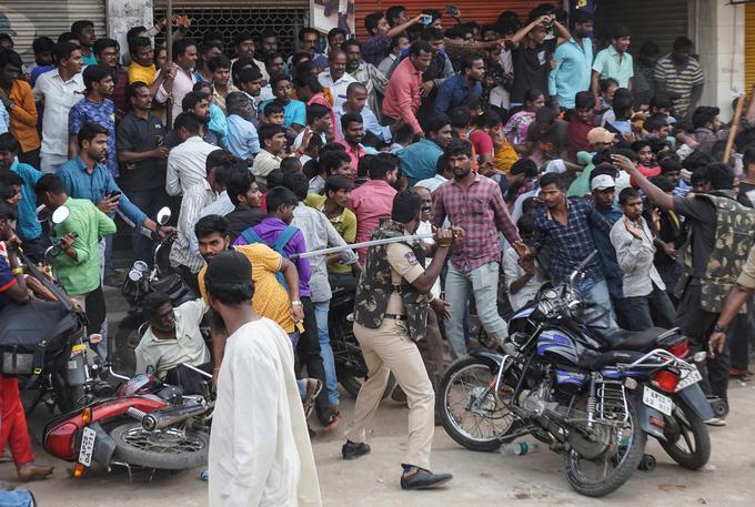 Tako pa se kršiteljev loteva indijska policija. | Foto: Reuters