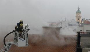 V požaru sredi Maribora uničeni mansarda in streha