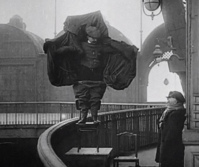 V Franciji živeči avstrijski krojač in pionir padalstva je leta 1912 na Eifflovem stolpu v Parizu preizkušal svoj najnovejši izum, obleko-padalo. Skočil je s prve opazovalne ploščadi, ki je približno 57 metrov nad tlemi. Eksperimentalno padalo se je okrog njegovega telesa napol ovilo praktično takoj po skoku. Ob pristanku se je poškodoval tako hudo, da je umrl.  |  Foto: Reddit | Foto: 