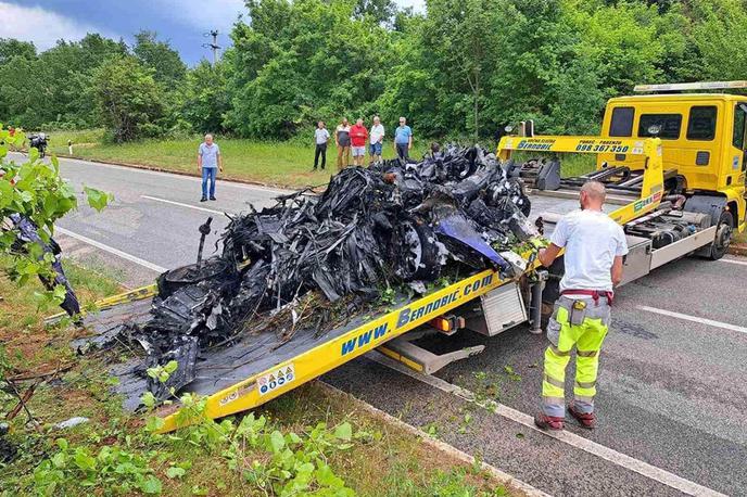 McLaren, nesreča, uničen | Mclaren se je večkrat prevrnil, potem pa še zagorel.  | Foto Facebook / Policijska patrola - Istra