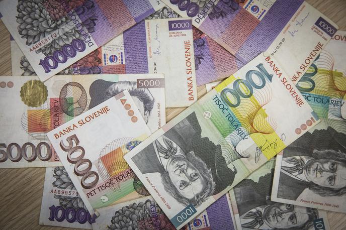 Tolar, tolarji, bankovec, bankovci, denar | Slovenski tolar je bil slovenska nacionalna valuta do 14. januarja 2007, ko ga je zamenjal evro. Najprej so bili tolarji v obliki brezimenskih vrednostnih bonov, od leta 1992 do leta 1994 pa so vrednostne bone postopoma zamenjali pravi bankovci in kovanci (na fotografiji).