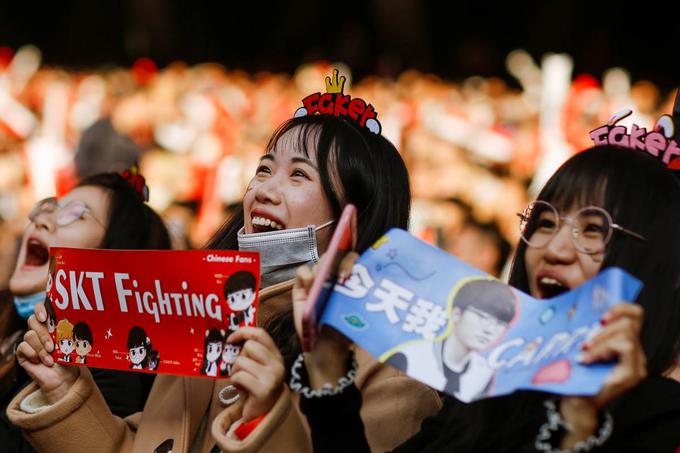 Največji južnokorejski zvezdniki e-športa imajo ogromno privržencev, ki ustanavljajo tudi navijaške klube z več deset tisoč in celo več sto tisoč člani.  | Foto: Reuters
