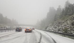 Poglejte, kakšen kaos je sneg povzročil na primorski avtocesti (foto)