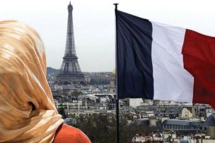 naglavna ruta | V Franciji živi največja muslimanska manjšina v Evropi, ki po ocenah šteje kar pet milijonov pripadnikov. Leta 2011 je bila Francija prva evropska država, ki je na javnih mestih prepovedala nošnjo muslimanskih oblačil, ki zakrivajo obraz. Hidžab za razliko od burke in nikaba sicer pokriva le lase in vrat, obraza pa ne. | Foto posnetek zaslona/Twitter