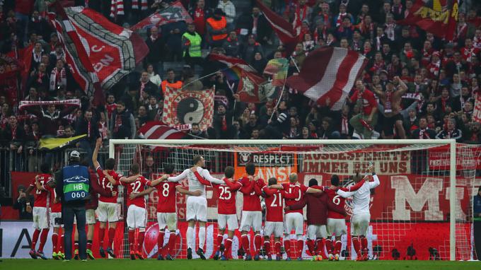 Veselje nogometašev in navijačev Bayerna po petardi, ki je počila v londonski mreži. | Foto: Reuters