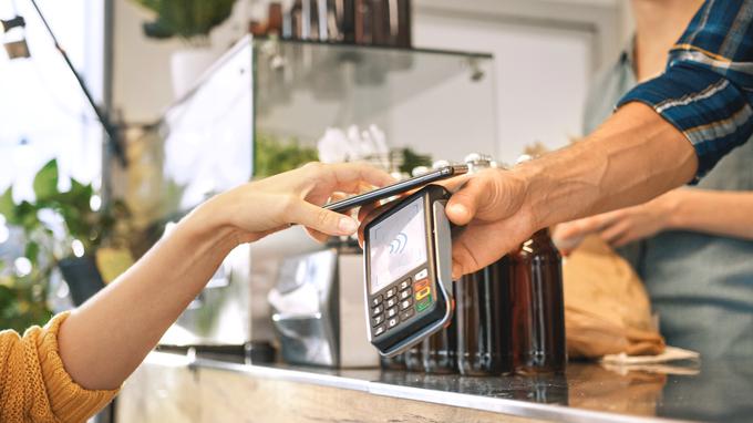 Med slovenskimi uporabniki se počasi, a vendarle vztrajno povečuje delež tistih, ki kupujejo prek spleta, in tistih, ki kartično plačevanje dopolnjujejo ali celo nadomeščajo z mobilnim plačevanjem, je pokazala raziskava Masterindex. | Foto: 