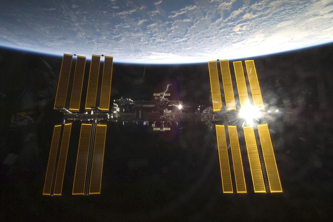 V skrajnem primeru, to je, če bi se zdrobilo celotno okno, bi astronavti lahko neprodušno zaprli prostor, v katerem se je to zgodilo, ven izčrpali zrak in okno zamenjali ročno, saj imajo na voljo kar nekaj rezervnih delov za ISS. | Foto: Reuters