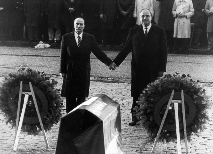 Kohl je kot kancler vodil proevropsko politiko oziroma politiko sprave s Francijo. Septembra 1984 sta tako Kohl in francoski socialistični predsednik Francois Mitterrand z držanjem za roko na vojaškem pokopališču v Verdunu demonstrirala nemško-francosko spravo. | Foto: Reuters