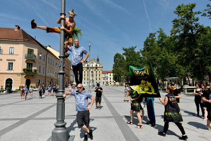 Pohod z artisti Cirque du Soleil je potekal tudi v spremstvu akrobatov Filipa in Blaža.
 | Foto: STA ,