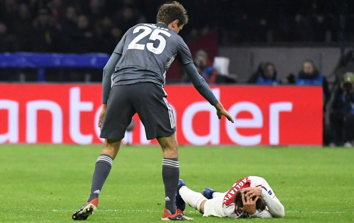 Thomas Müller Ajax | Thomas Müller se je po udarcu, ob katerem je gledalcem zastal dih, opravičil nesrečnemu Argentincu. | Foto Reuters