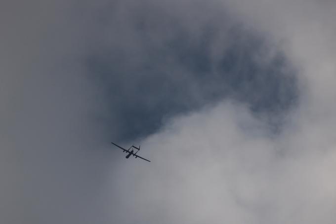 Izraelsko vojaško brezpilotno letalo leti nad območjem Gaze.  | Foto: Reuters