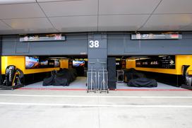 Renault sport F1 team - garaža