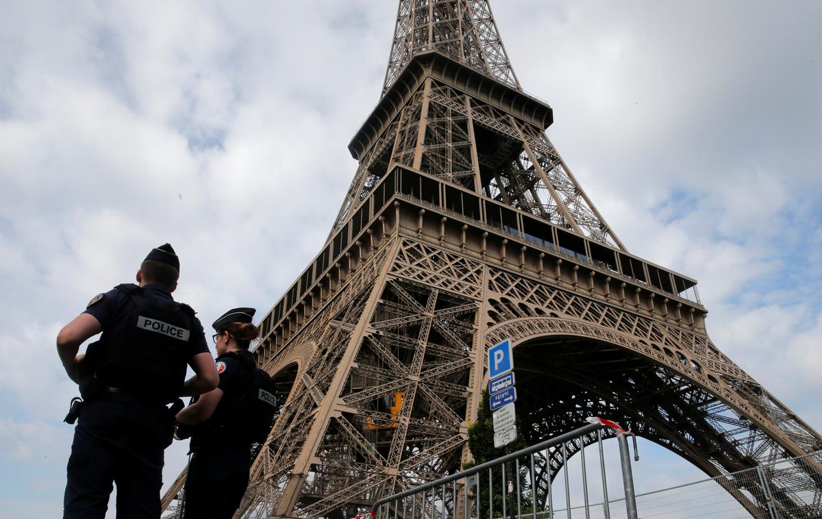Eifflov stolp Pariz | Eifflov stolp je glavna turistična točka francoske prestolnice. Lansko leto je privabila kar 5,9 milijona obiskovalcev. Incidenti v stolpu so sicer dokaj pogosti. | Foto Reuters