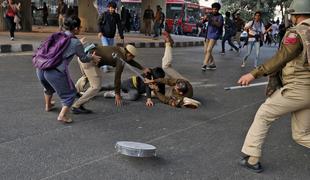 V spopadih na univerzi v New Delhiju več deset poškodovanih