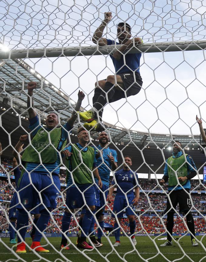 Azzurri so v osmini finala premagali evropskega prvaka. V četrtfinalu se bodo namerili na svetovnega prvaka Nemčijo. | Foto: Reuters