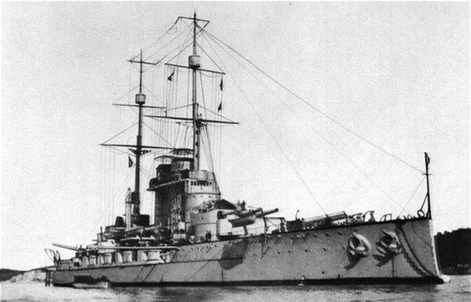 Bojna ladja SMS Szent István je bila zgrajena po tedaj najsodobnejših standardih. Šlo je za ladjo tipa dreadnought, ki so jo slabo desetletje pred začetkom prve svetovne vojne kot novo vrsto bojne ladje definirali Britanci. Močno oklepljeni in s težko artilerijo oboroženi SMS Szent István je bil dolg nekaj več kot 152 metrov in imel skoraj devet metrov ugreza, polno naložen pa je tehtal več kot 21 tisoč ton.  | Foto: Thomas Hilmes/Wikimedia Commons