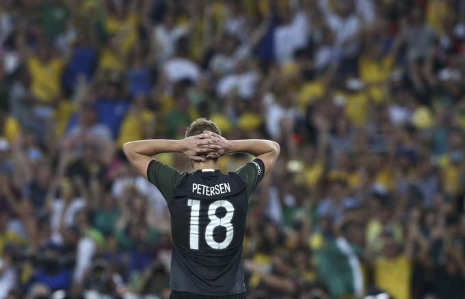 Nils Petersen je zgrešil v peti seriji izvajanja kazenskih strelov in ponudil priložnost Neymarju, da se vpiše med nesmrtne. | Foto: Reuters