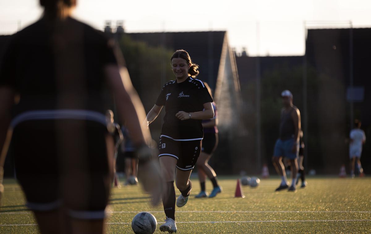 Ženski nogomet | Danes ni nič nenavadnega, če ženske igrajo nogomet. Včasih je bilo drugače. | Foto Guliverimage