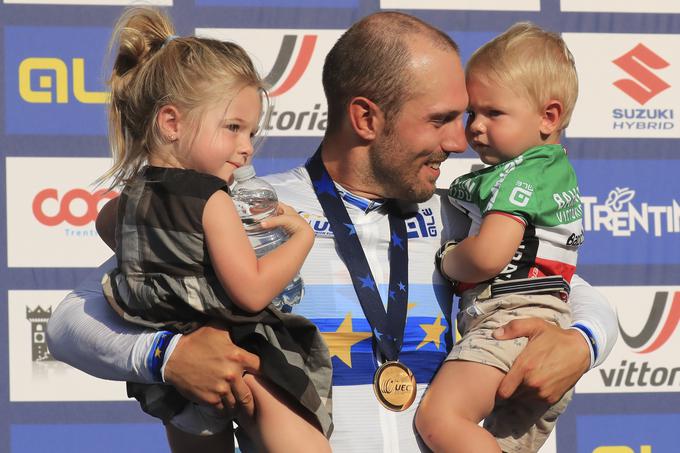 Evropski prvak v cestni vožnji leta 2021 je italijanski kolesar Sonny Colbrelli. Na zmagovalnem odru je užival v družbi svojih otrok. | Foto: Guliverimage/Vladimir Fedorenko