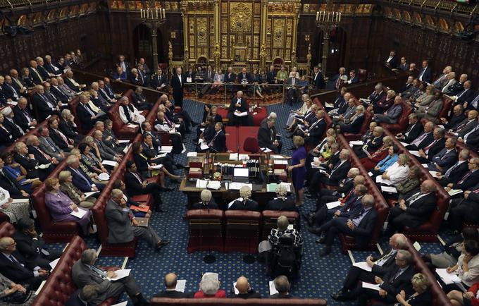 Lordska zbornica je že drugič v nekaj dneh ponagajala premierki Theresi May. | Foto: Reuters