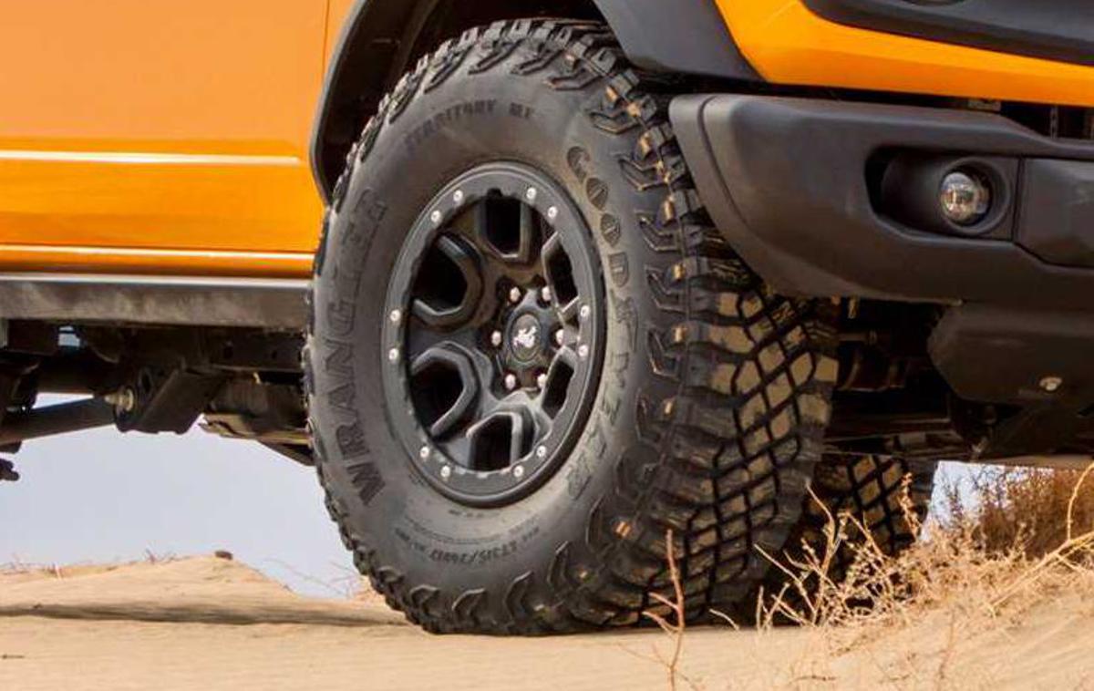Frod bronco | Na terenskih Goodyearovih pnevmatikah je napisano ime wrangler, ki je obenem najresnejši tekmec novega bronca. | Foto Ford