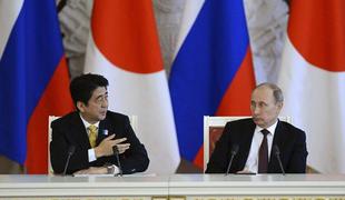 Abe in Putin za obnovitev pogovorov o spornih Kurilskih otokih