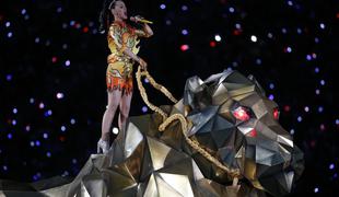 Katy Perry prijahala na tigru in zaplesala z morskimi psi (foto)