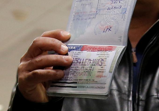 Ameriški predsednik Donald Trump je poskusil uvesti še več omejitev za vstop v ZDA, zaradi česar so potnikom iz nekaterih držav preklicali sicer veljavne vizume. | Foto: Reuters