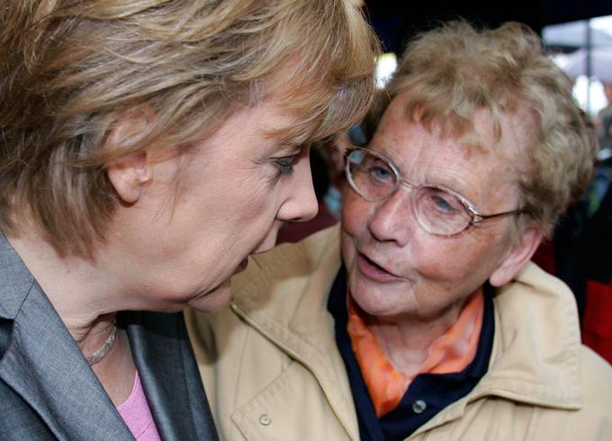 Nemška kanclerka Angela Merkel je večkrat poudarila, da sta imeli z materjo Herlind Kasner tesen odnos. | Foto: Reuters