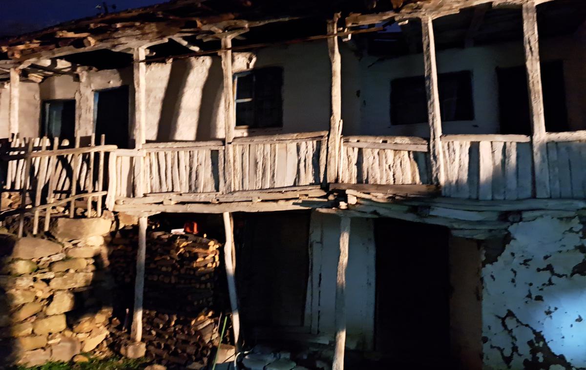 Vučitrn | Mati in hči sta pred selitvijo v leseno barako živeli v več kot 200 let stari hiši. | Foto Aleksander Kolednik