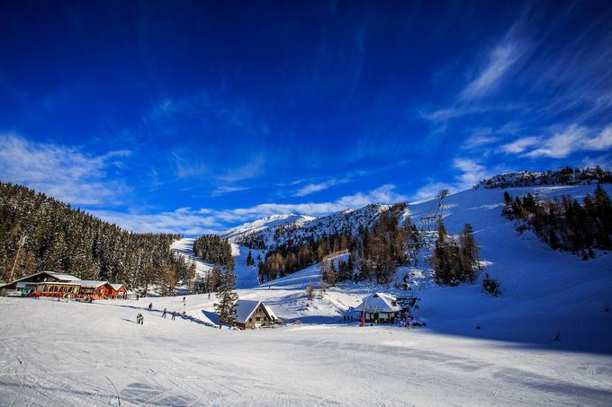 Na nekaterih slovenskih smučiščih, tudi na Krvavcu, so ponudbi sezonskih vozovnic dodali snežno in covid-19 garancijo. | Foto: Žiga Zupan/Sportida