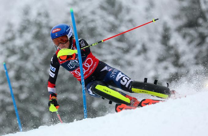 Mikaela Shiffrin je na slalomu odstopila. Izkazalo se je, da je bila bolna. Izpustila je sobotni večerni žreb številk. | Foto: Reuters