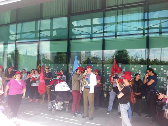 Stavka sindikata osebnih asistentov pred ministrstvom za delo | Foto: Matic Prevc/STA