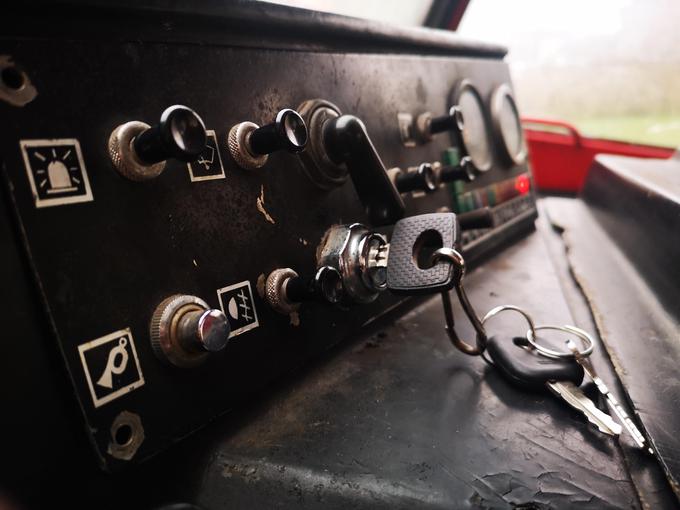 To je ključ, ki zažene dvolitrski štirivaljni Fiatov bencinski motor z močjo 130 "konjev" in porabo okrog 10 litrov na delovno uro. | Foto: Gregor Pavšič