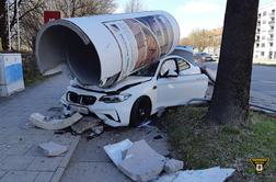 Imel je srečo: mlademu vozniku na BMW padel steber #foto