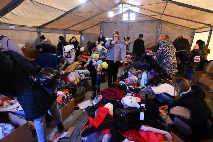 Ukrajino je od 24. februarja zapustilo 3.389.044 oseb, od tega v zadnjem dnevu 60.352. Preostalih okoli sedem milijonov ljudi pa je razseljenih znotraj Ukrajine, poroča francoska tiskovna agencija AFP. Na fotografiji ukrajinski begunci v Krakovu na Poljskem.  | Foto: Reuters