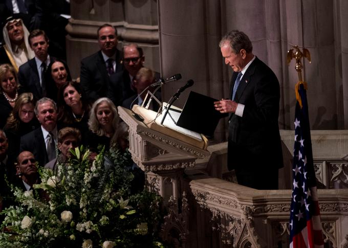 Nekdanji ameriški predsednik George Bush mlajši je pokojnika označil za čudovitega očeta. | Foto: Reuters