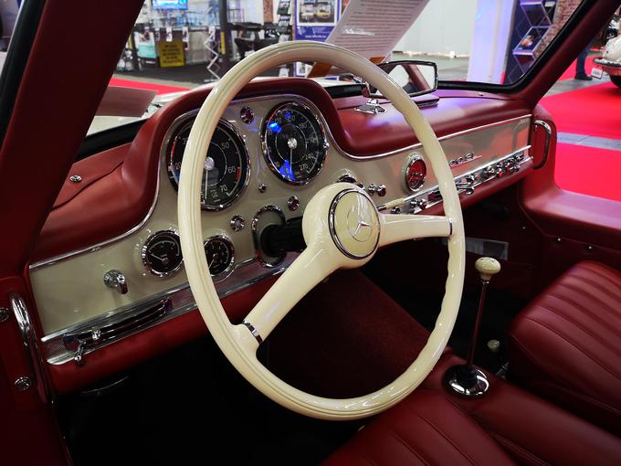 Izjemna notranjost te Mercedesove klasike, ki so jo leta 1999 označili za športni avtomobil stoletja. | Foto: Gregor Pavšič