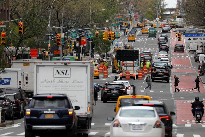 ZDA, promet, New York | V ZDA je glavni vir ogljičnih izpustov promet. Na fotografiji: ne preveč prometno obremenjena Prva avenija newyorškega predela Manhattan | Foto Reuters