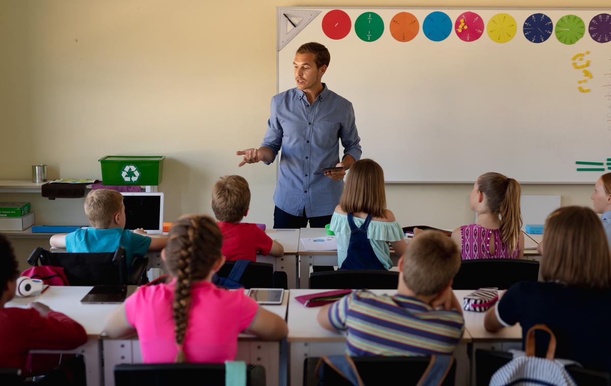 razred, šola, šolska tabla, učilnica, učitelj, učenci, pouk | Po predlogu bi otroci, katerih materni jezik ni slovenščina, pred vključitvijo v šolo opravili preizkus slovenščine, prilagojen njihovi starosti. | Foto Getty Images