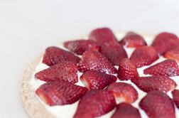 Sladki konec tedna: Prve jagode na kremi z belo čokolado 