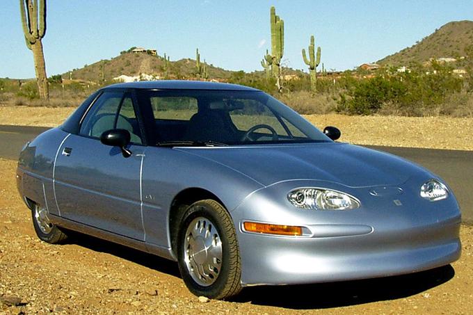 General Motors je leta 1996 izdelal EV1, prvi serijski električni avtomobil velikega proizvajalca v moderni dobi. Skupaj so jih izdelali 1.117. Proizvodnja je trajala tri leta. | Foto: General Motors