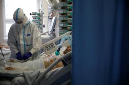 Številke še naprej rastejo, hospitaliziranih že več kot 200 Slovencev