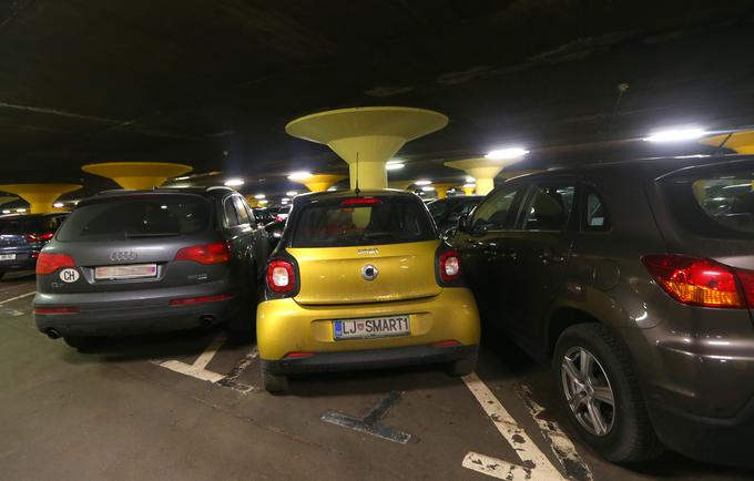 Kdor se že odloči in malčka zarine v manjšo parkirno luknjo, lahko vseeno tvega parkirno globo ali pa njegovo početje vsaj ni olikano do voznikov okoli njega parkiranih avtomobilov.  | Foto: Gregor Pavšič