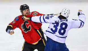 Hokejski pretepač brutalno nokavtiran na tekmi lige AHL (video)