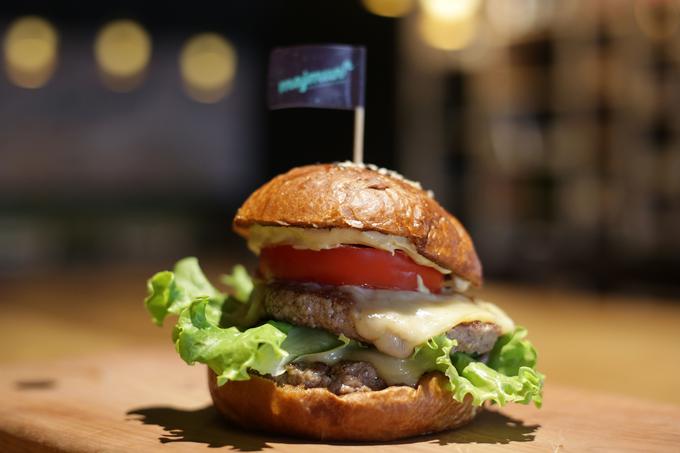 Savc burger: govedina, provolone sir, lardo in hišna omaka | Foto: Nada Mihajlović