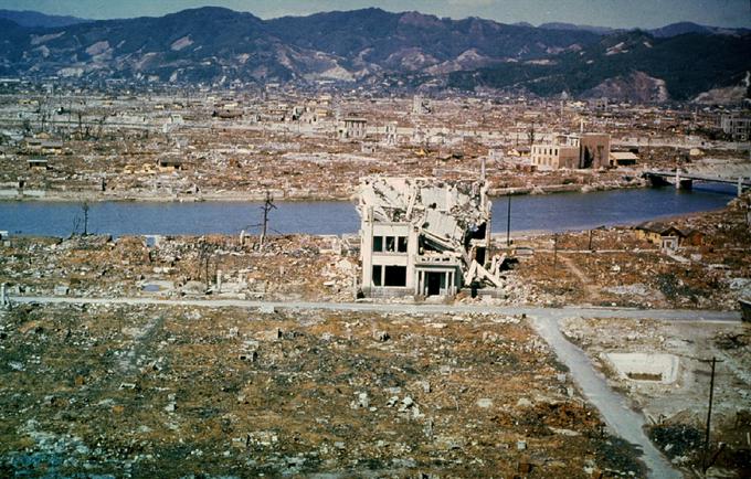 Tako je bila videti Hirošima zgodaj spomladi leta 1946 oziroma dobrih sedem mesecev po eksploziji atomske bombe, ki je večji del mesta tako rekoč zravnala s tlemi. | Foto: Reuters