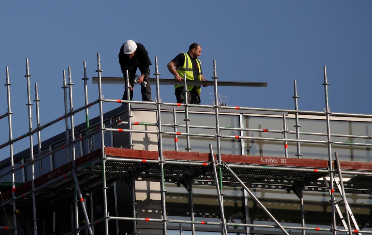 delavci kriza | Inšpektorji so največ kršitev našteli v dejavnosti gradbeništva, sledili sta predelovalna dejavnost in dejavnost gostinstva. | Foto Reuters